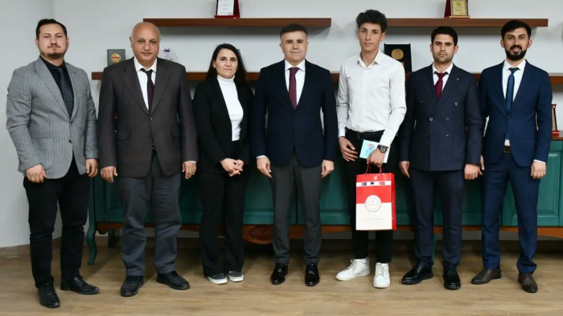 İl Milli Eğitim Müdürümüz Türkiye Birincisi Olan Öğrencimiz Ömer CEYLAN'ı Kutlayarak Hediyelerini Takdim Etti